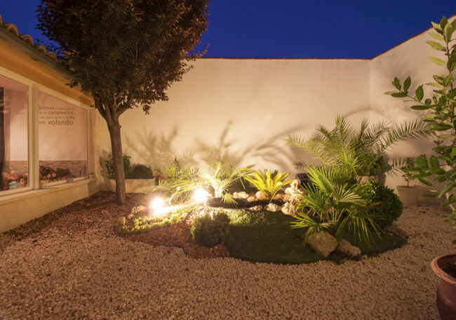 Reportaje fotográfico hostal. Jardín noche al