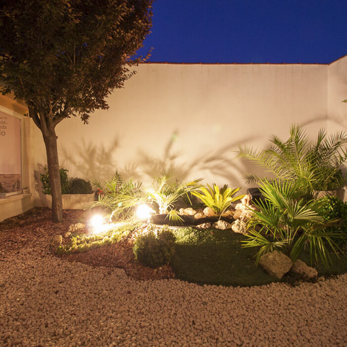 Reportaje fotográfico hostal. Jardín noche al